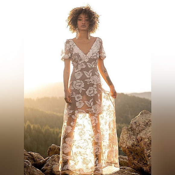 🍦Valencia Embroidered Floral Maxi Dress in Cream size M, NWT✨ - Picture 3 of 10
